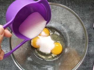 2、童年蛋黄小饼干,在盆中放入所有细砂糖