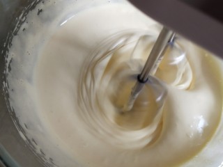 4、童年蛋黄小饼干,纹路明显可以看出来，在转低速打发细腻，颜色偏白