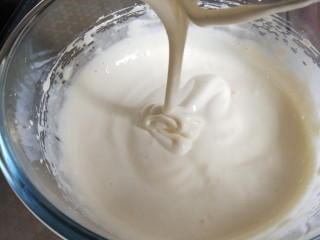 5、童年蛋黄小饼干,打发好的蛋糊纹路明显，低落不会马上消失，有流动性，做蛋黄饼干，蛋糊打发是关键哦。