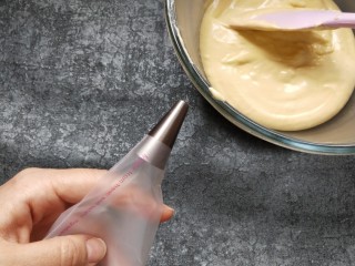 10、童年蛋黄小饼干,裱花袋准备好