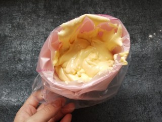 11、童年蛋黄小饼干,将面糊倒入裱花袋中