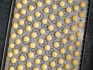 14、童年蛋黄小饼干,烤箱上下火150度预热烘烤30分钟