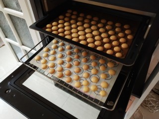 16、童年蛋黄小饼干,出炉啦，上色非常均匀，超级香