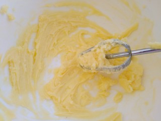 4、可可维也纳曲奇,用打蛋器打发