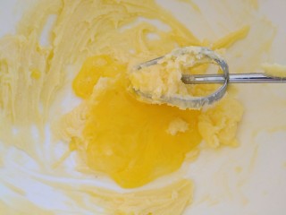 5、可可维也纳曲奇,分次加入蛋液打发拌匀