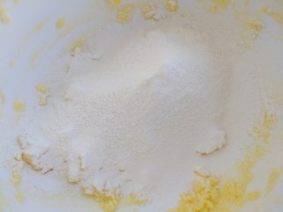 6、可可维也纳曲奇,筛入低筋面粉