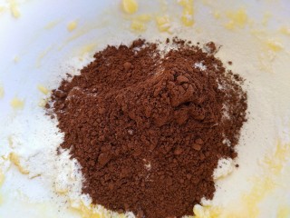 7、可可维也纳曲奇,筛入可可粉