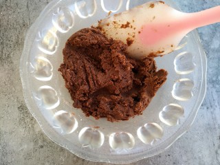 8、可可维也纳曲奇,用刮刀拌匀