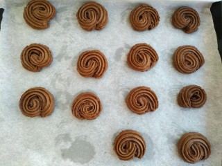 13、可可维也纳曲奇,预热好后放入烤箱175°烤20分钟即可