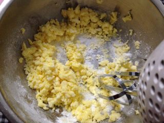 2、提拉米苏小饼干,加入砂糖打发至发白