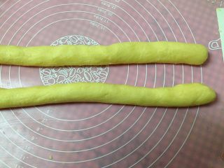 6、提拉米苏小饼干,手揉成团，将面团置于硅胶案板上，整理一下切成2块搓成条