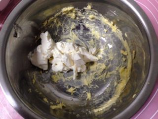 11、提拉米苏小饼干,下面制作馅料： 将黄油软化打发后，加入马斯卡彭奶酪，搅拌均匀