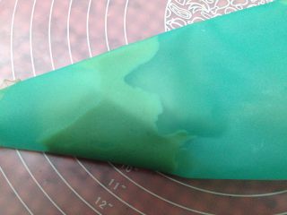 13、提拉米苏小饼干,将馅料装入裱花袋中