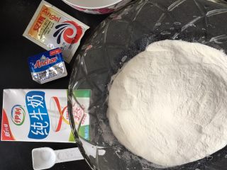 1、披萨,用一点温水将酵母调开，和黄油，盐，牛奶一起倒入面粉中，和成面团。