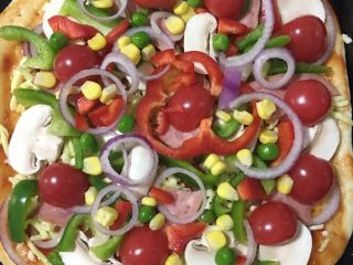 5、披萨,依次摆好所有的食材。