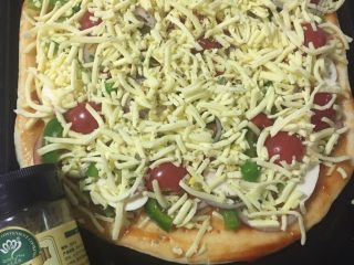 6、披萨,先摆放一些奶酪，再撒上少许披萨草。