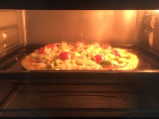 7、披萨,放进烤箱上火200度，下火180度烤20分钟即可。（烤箱温度和时间适当调整，每个品牌的烤箱会有一些差异）