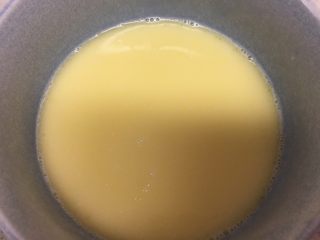 1、比萨面包,先把黄油和牛奶用微波炉少加热