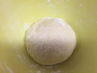 2、比萨面包,加面粉，揉成团，在室内放30分钟