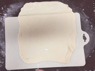 3、比萨面包,擀成30公分长的长方形面片