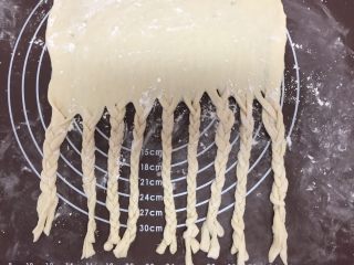 4、比萨面包,下半端切条，并编成辫