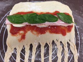 5、比萨面包,上半段放番茄酱、奶酪、培根、鼠尾草