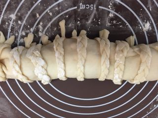 7、比萨面包,小辫的部分也卷