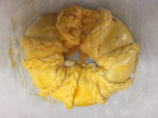 8、比萨面包,对口成环状，涂蛋黄