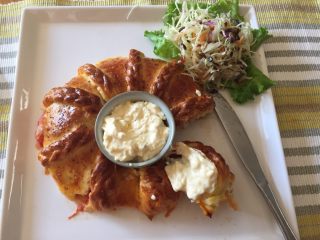 9、比萨面包,放置170烤箱烘烤30分钟。做奶酪酱：奶酪加蛋黄酱加胡椒