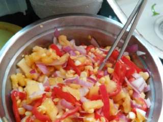 1、便捷三文治,昨天做披萨用剩的馅也可以换成生菜，青瓜，西红柿等蔬菜