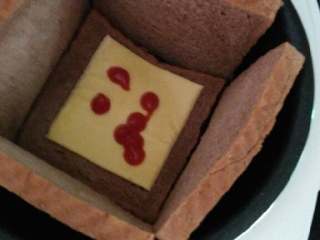 2、便捷三文治,电饭锅超快煮加热锅，放上方包烤到脆，要灵转动和翻一下，中间的那位置放上芝士片和茄酱 ，芝士片软就换另一片加芝士和汁，两块带芝士的方包烤好，就可以把边上的方包一起端起  。然后把 蔬菜馅放锅炒熟，先盖上盖 差不多2分钟就打开盖基本熟了就把水分炒干就可以把馅  放到带芝士的方包上 然后喜欢几层就铺 几层。 最后对角一切大功告成????