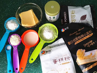 1、#网红甜品#网红三色曲奇,备好食材、牛奶加至温热备用