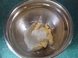 3、#网红甜品#网红三色曲奇,食盐、糖粉和软化的黄油放入盆中