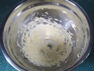 4、#网红甜品#网红三色曲奇,打至变白蓬松分次加入温牛奶