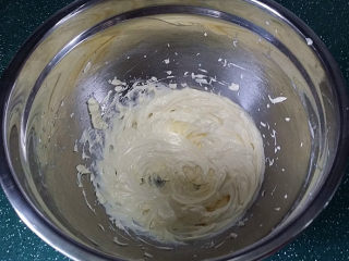 5、#网红甜品#网红三色曲奇,将牛奶打至充分融合