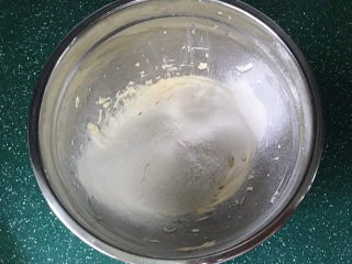 6、#网红甜品#网红三色曲奇,再将步骤2过筛至盆中