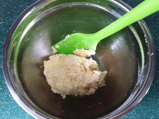 7、#网红甜品#网红三色曲奇,用刮刀拌匀后分成三等份、另二份分别：加抹茶粉、可可粉拌匀