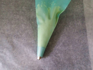 8、#网红甜品#网红三色曲奇,先将原色面糊装入裱花袋，接着再装抹茶和可可面糊、裱花嘴为普通8齿花嘴