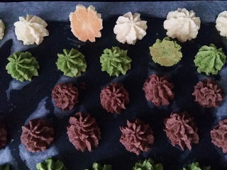 12、#网红甜品#网红三色曲奇,取出烤盘移至烤网上晾凉，整体颜色还不错