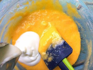 4、酸奶山楂糕华夫饼,倒入酸奶