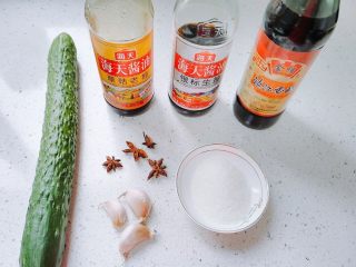 1、香蒜陈醋酱黄瓜,食材如图,我做的是以酸为主的口感,所以醋放的最多。如果喜欢吃辣的,可以放小米椒,如果喜欢咸的,可以加盐。