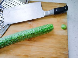 2、香蒜陈醋酱黄瓜,黄瓜洗净去两头,切丝。