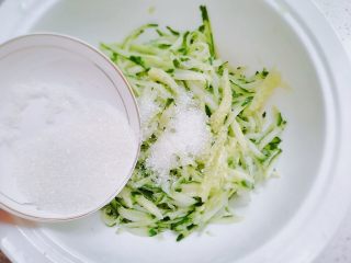 4、香蒜陈醋酱黄瓜,丝切好后,加糖搅拌腌制。如果做的是咸的口味,可以用盐腌制。