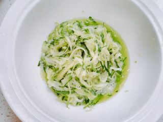 5、香蒜陈醋酱黄瓜,腌制到黄瓜出水。