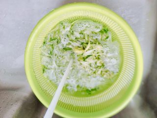 6、香蒜陈醋酱黄瓜,过水冲掉糖分。