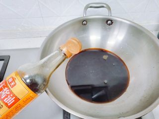 11、香蒜陈醋酱黄瓜,老抽调色,滴一二滴就好。