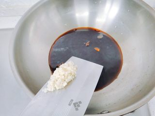 13、香蒜陈醋酱黄瓜,加蒜末。