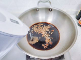 14、香蒜陈醋酱黄瓜,加糖,加水,搅动。