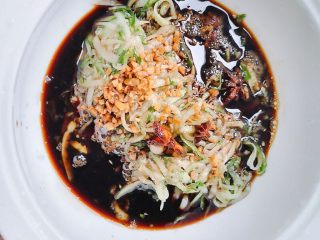 16、香蒜陈醋酱黄瓜,把黄瓜和酱料全部倒一起,用手抓匀,等几分钟,然后装到罐子或者瓶子里,封好口,放冰箱冷藏六小时以上。