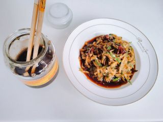 17、香蒜陈醋酱黄瓜,我从头一天下午冷藏到第二天早上,味道很好。从冰箱拿出来后,把黄瓜夹出来,多的汤汁不要倒进去了,泡了这么久,黄瓜已经很入味了。如果味道过重,过遍凉水,再冷藏下也是不错的,而且颜色会更好看。